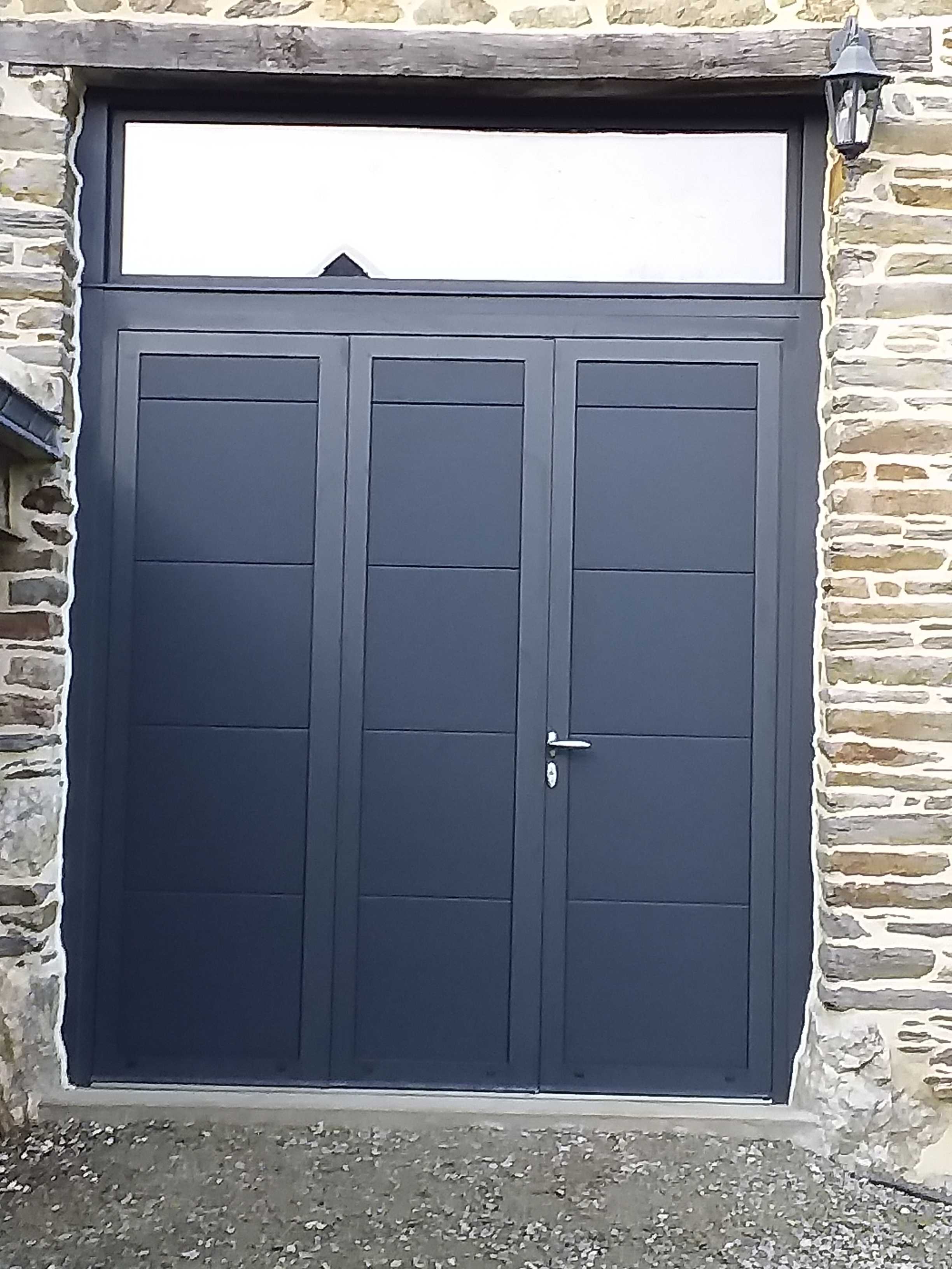 Porte de garage battante acier isolée - Grâce Uzel